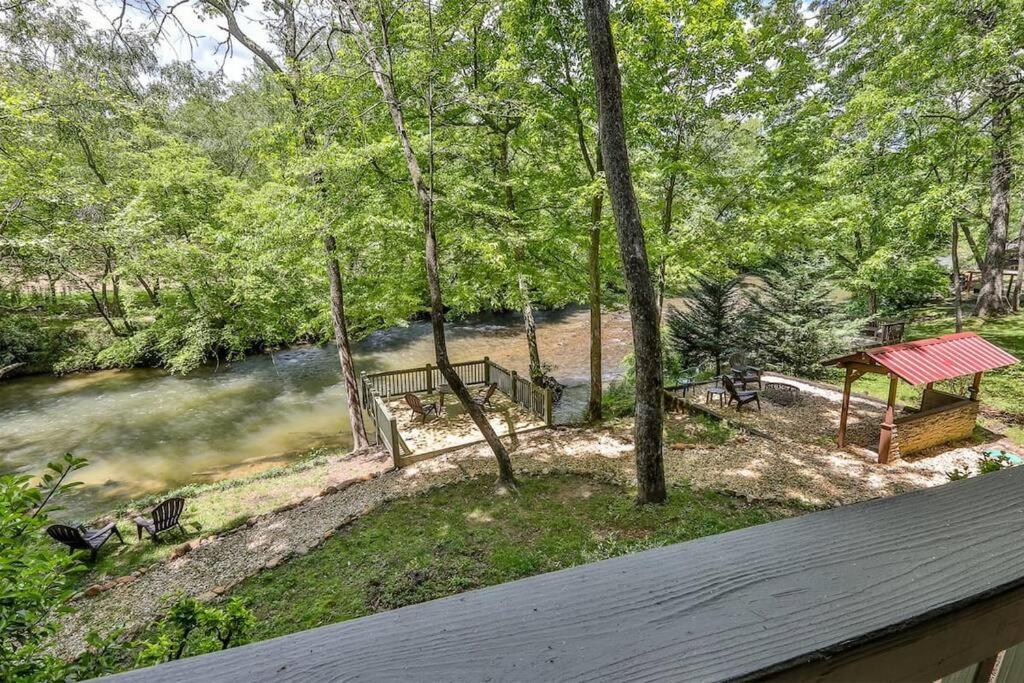 Casa vacanze Luxury Babbling River Mtn - 3 Master - Hot Tub - Great Price! (adults Only) *