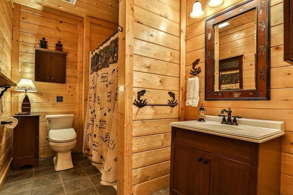 Casa vacanze Luxury Babbling River Mtn - 3 Master - Hot Tub - Great Price! (adults Only)