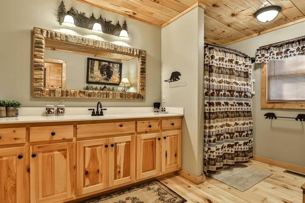 Luxury Babbling River Mtn - 3 Master - Hot Tub - Great Price! (adults Only)