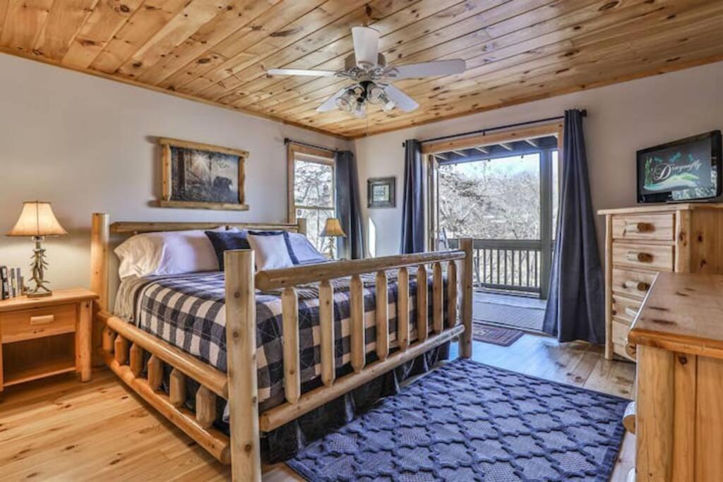Casa vacanze Luxury Babbling River Mtn - 3 Master - Hot Tub - Great Price! (adults Only)
